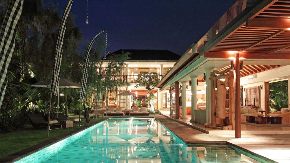 Villa Sarasvati - Romantic villa at night